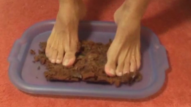 Classic LadsFeet - Mike Squashing Cake Barefoot